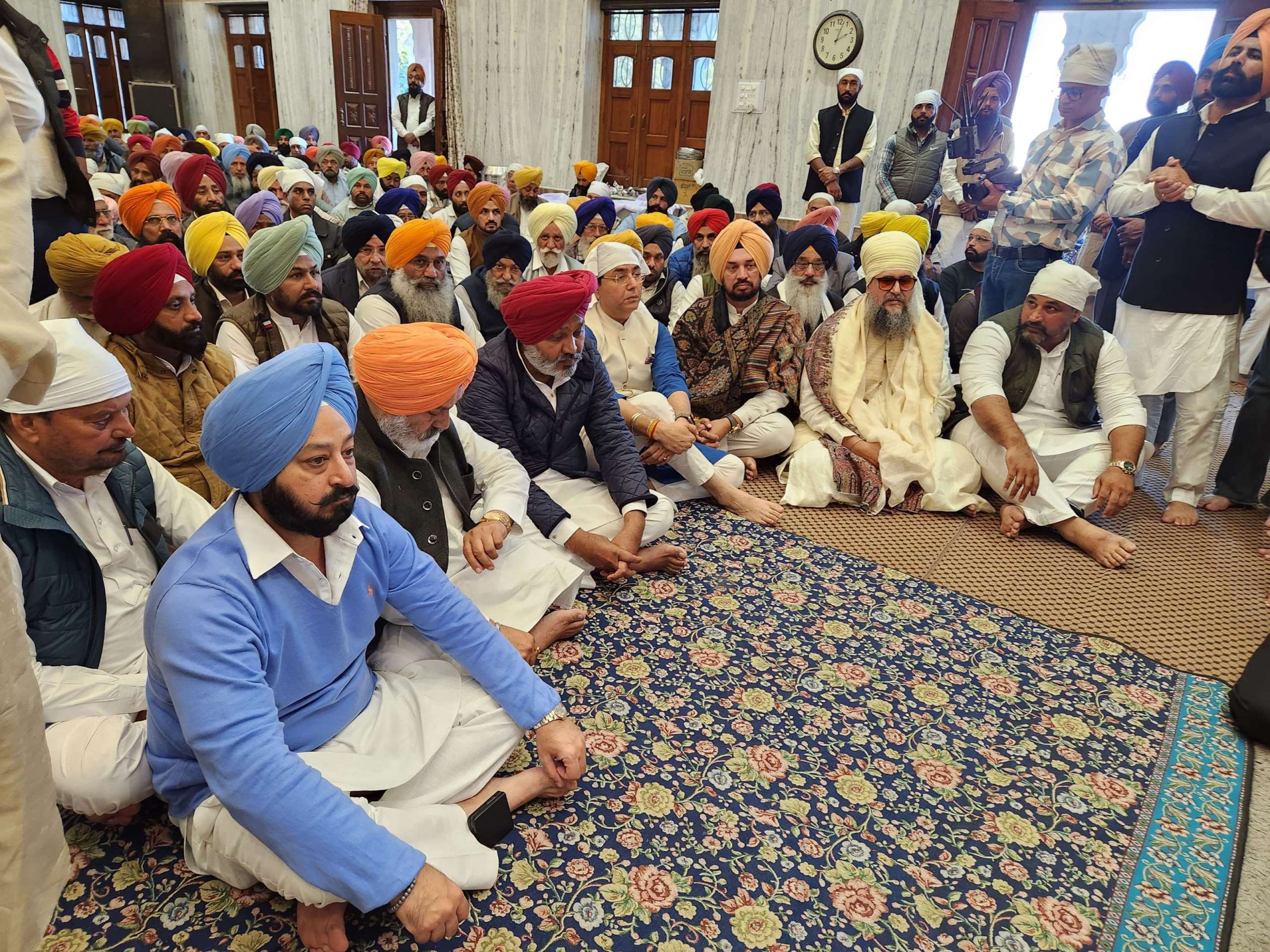 A large number of people paid tribute to Dev Maan's father Lal Singh at his funeral